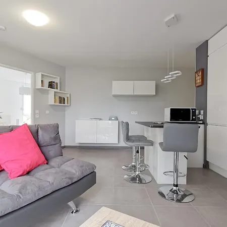 Charming Quiet Service Apartment *